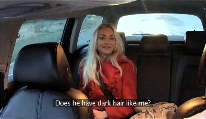 Симпатичная блондинка чпокается с водителем такси в салоне авто